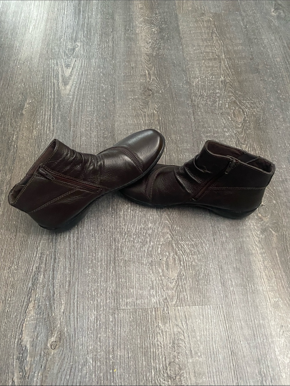 Clarks brown zip up short boots.